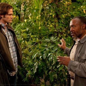 Roger Aaron Brown, Jensen Ackles e Jared Padalecki nell'episodio Dark Side of the Moon di Supernatural