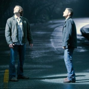 Supernatural: Jensen Ackles e Jared Padalecki in una scena dell'episodio Dark Side of the Moon