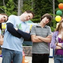 Brooke Shields, Brendan Fraser, Skyler Samuels e Matt Prokop in un'immagine di Puzzole alla riscossa