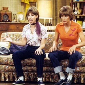 Penny Marshall e Cindy Williams nei panni di Laverne & Shirley.