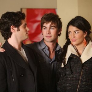 Chace Crawford abbraccia Penn Badgley e Jessica Szohr nell'episodio The Empire Strikes Jack di Gossip Girl