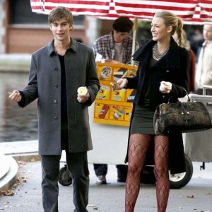 Chace Crawford e Blake Lively si gustano un gelato al parco nell'episodio The Last Days of Disco Stick di Gossip Girl