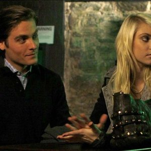 Kevin Zegers (Damien) e Taylor Momsen (Jenny) nell'episodio The Last Days of Disco Stick