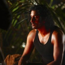 Naveen Andrews nell'episodio The Package di Lost