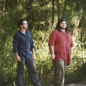 Nestor Carbonell e Jorge Garcia in una scena dell'episodio The Package di Lost