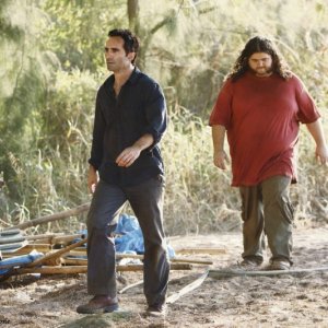Nestor Carbonell e Jorge Garcia nell'episodio The Package di Lost