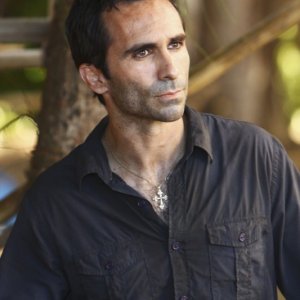 Nestor Carbonell in una scena dell'episodio The Package di Lost