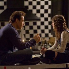 John Cusack e Lizzy Caplan in una scena di Hot Tub Time Machine