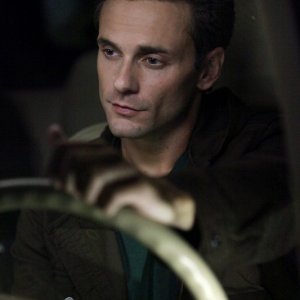 Chris J. Johnson (Logan Fell)  in auto nell'episodio The Turning Points di The Vampire Diaries