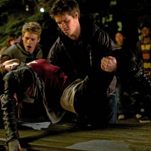 Jeremy (Steven R. McQueen) soccorre Vicki (Kayla Ewell) ferita, in una scena del Pilot di The Vampire Diaries