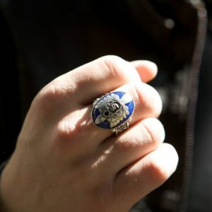Uno degli anelli che protegge i fratelli Salvatore nell'episodio Pilota di Vampire Diaries