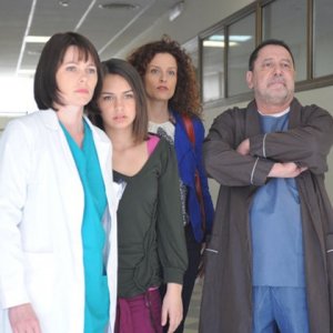 Barbara Bobulova, Nicole Murgia, Simona Borioni e Luigi Maria Burruano in una scena de Le ultime 56 ore