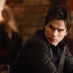 Damon (Ian Somerhalder) parla con Elizabeth Forbes (Marguerite MacIntyre) nell'episodio A Few Good Men