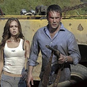 Eliza Dushku con Desmond Harrington in Wrong Turn
