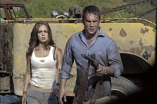 Eliza Dushku con Desmond Harrington in Wrong Turn