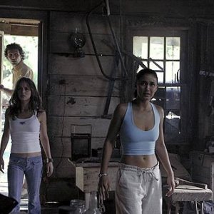 Eliza Dushku, Emmanuelle Chriqui con Jeremy Sisto nel film Wrong Turn