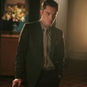 Il pensieroso Chuck (Ed Westwick) nell'episodio The Sixteen Year Old Virgin di Gossip Girl