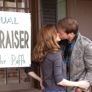 Jenna (Sara Canning) e Alaric (Matt Davis) si baciano in un momento dell'episodio A Few Good Men di Vampire Diaries