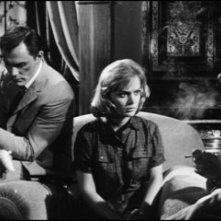 John Saxon con Letícia Román e Dante DiPaolo in una scena del film La ragazza che sapeva troppo