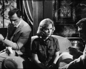 John Saxon con Letícia Román e Dante DiPaolo in una scena del film La ragazza che sapeva troppo