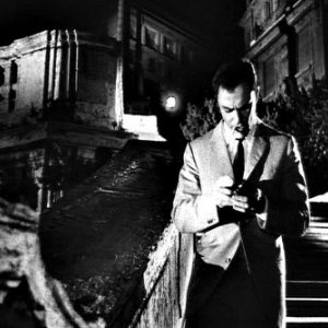 John Saxon in una scena del film La ragazza che sapeva troppo di Mario Bava