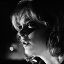 Letícia Román spaventata in una scena del thriller La ragazza che sapeva troppo