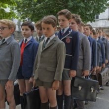 Nicolas (Maxime Godart) e gli amici di classe in fila davanti al severo bidello nel film Il piccolo Nicolas e i suoi genitori