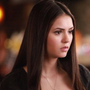 Nina Dobrev con un'espressione esterrefatta in una sequenza dell'episodio A Few Good Men