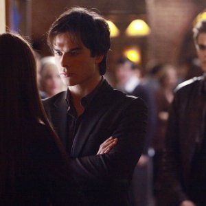 Nina Dobrev (di spalle) discute con Ian Somerhalder in una sequenza dell'episodio A Few Good Men