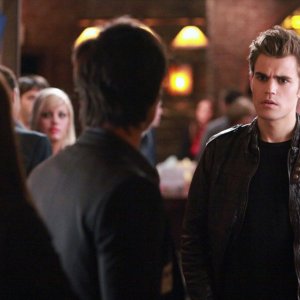 Nina Dobrev (di spalle) e Ian Somerhalder (di spalle) rivolti a Paul Wesley nell'episodio A Few Good Men di Vampire Diaries
