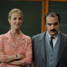 Sandrine Kiberlain e François-Xavier Demaison in una scena de Il piccolo Nicolas e i suoi genitori