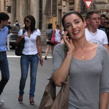 Luisa Ranieri passeggia a Roma nel film La vita è una cosa meravigliosa
