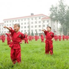 Un gruppo di bambini durante un'allenamento di arti marziali nel film The Karate Kid: La leggenda continua