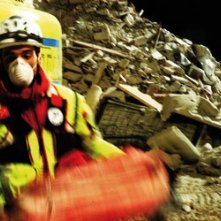 Un'immagine dei soccorritori tratti dal documentario Sangue e cemento
