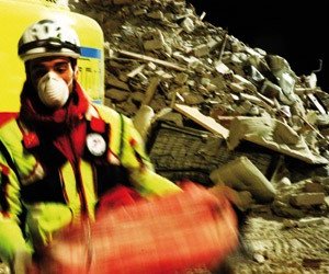 Un'immagine dei soccorritori tratti dal documentario Sangue e cemento