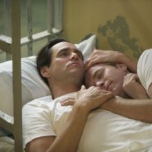Una tenera immagine di Ewan McGregor e Jim Carrey dal film I Love You Phillip Morris