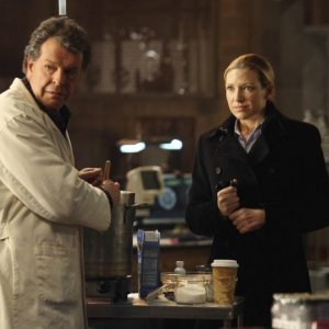 Anna Torv e John Noble nell'episodio Olivia. In The Lab. With The Revolver. di Fringe