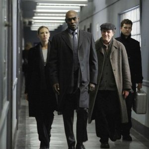 Anna Torv, Lance Reddick, John Noble e Joshua Jackson nell'episodio Olivia. In The Lab. With The Revolver. di Fringe