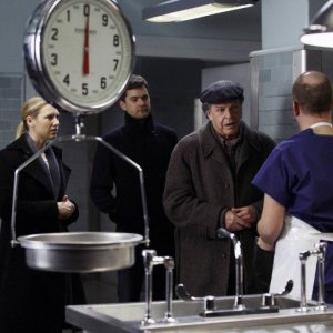 Anna Torv, Lance Reddick, John Noble e Joshua Jackson in un momento dell'episodio Olivia. In The Lab. With The Revolver. di Fringe