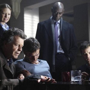 Anna Torv, Lance Reddick, John Noble e Joshua Jackson in una scena dell'episodio Olivia. In The Lab. With The Revolver. di Fringe