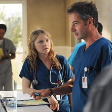 Elisabeth Harnois e Jeremy Northam nell'episodio 88 Seconds di Miami Medical