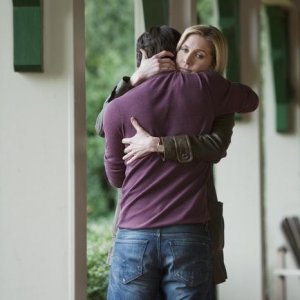 Elizabeth Mitchell e Logan Huffman nell'episodio Pound of Flesh di V, remake di Visitors