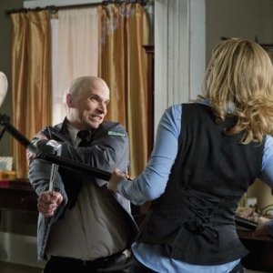 Elizabeth Mitchell e Yuris Kis lottano nell'episodio Welcome to the War di V, remake di Visitors