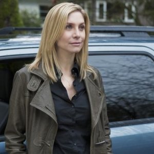 Elizabeth Mitchell nell'episodio Pound of Flesh di V, remake di Visitors