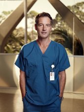 Jeremy Northam è il Dr. Matthew Proctor nella serie Miami Medical