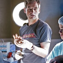Jeremy Northam in un momento del pilot di Miami Medical