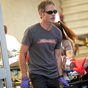 Jeremy Northam in una scena del pilot di Miami Medical