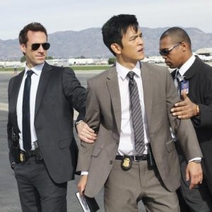 John Cho e Joseph Fiennes nell'episodio Queen Sacrifice di FlashForward