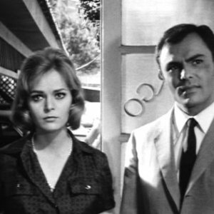 John Saxon e Letícia Román in una sequenza del film La ragazza che sapeva troppo