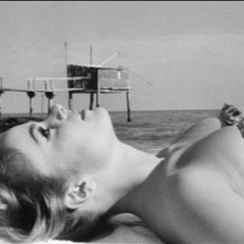 Letícia Román prende il sole in una scena del thriller La ragazza che sapeva troppo